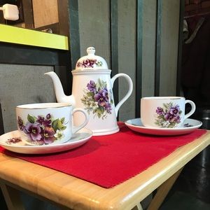 ArthurWood Teapot with 2 cups and Saucers